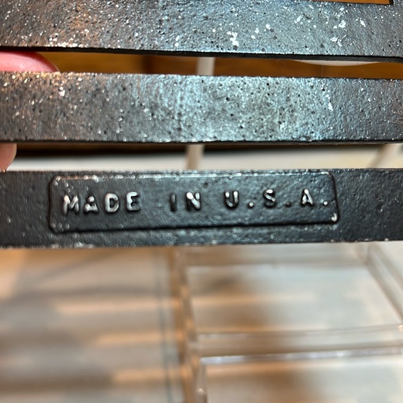 Vintage metal trivet with humorous saying: “I run things around here” - Picture 5 of 7